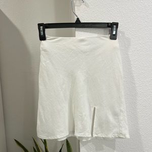 White mini skirt with slit